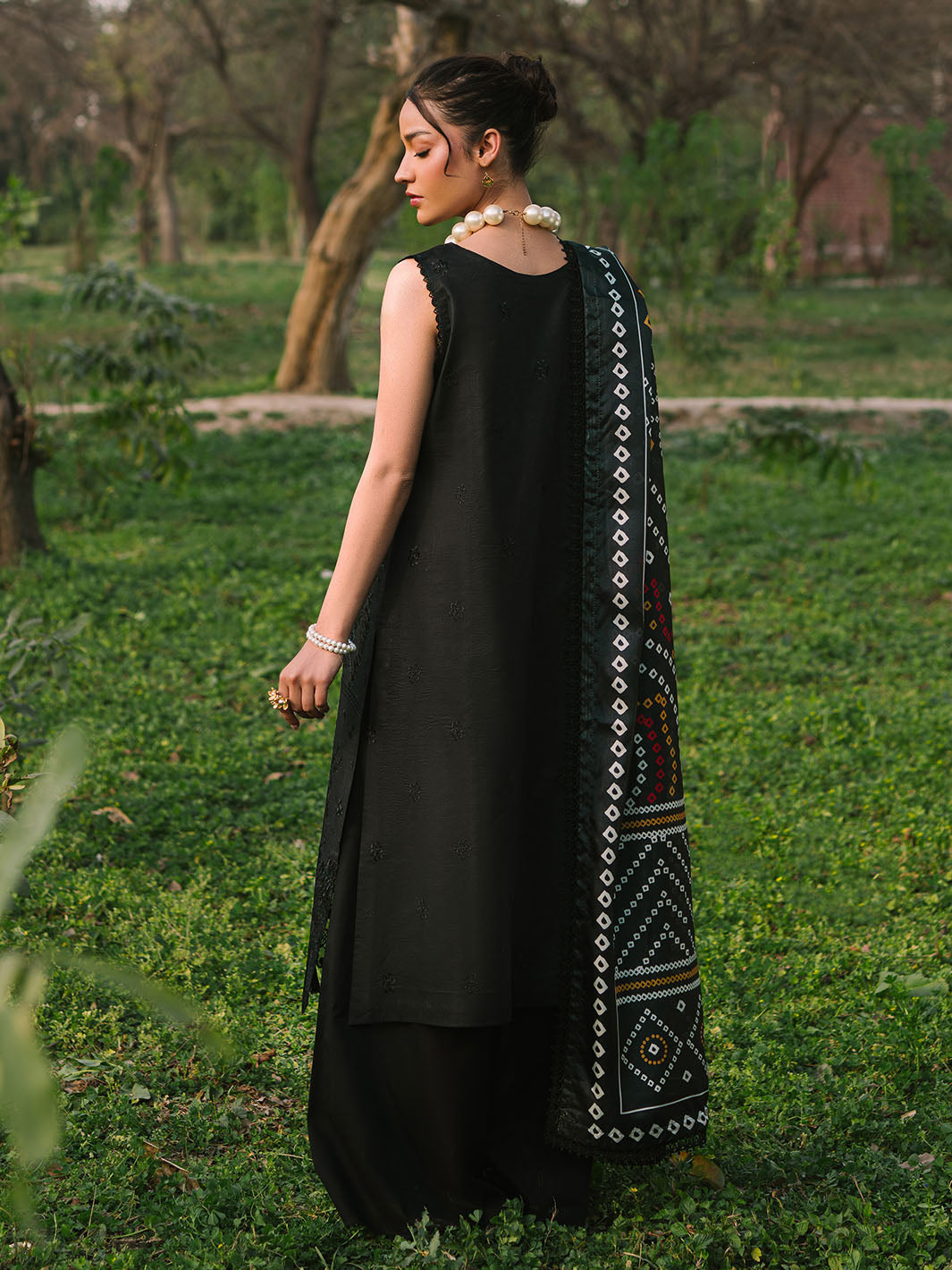 Mahnur | Dahlia Luxury Lawn 25 | Zoe -  Mahnur Ladies Clothes - Original Designer Dress - House of Maryam