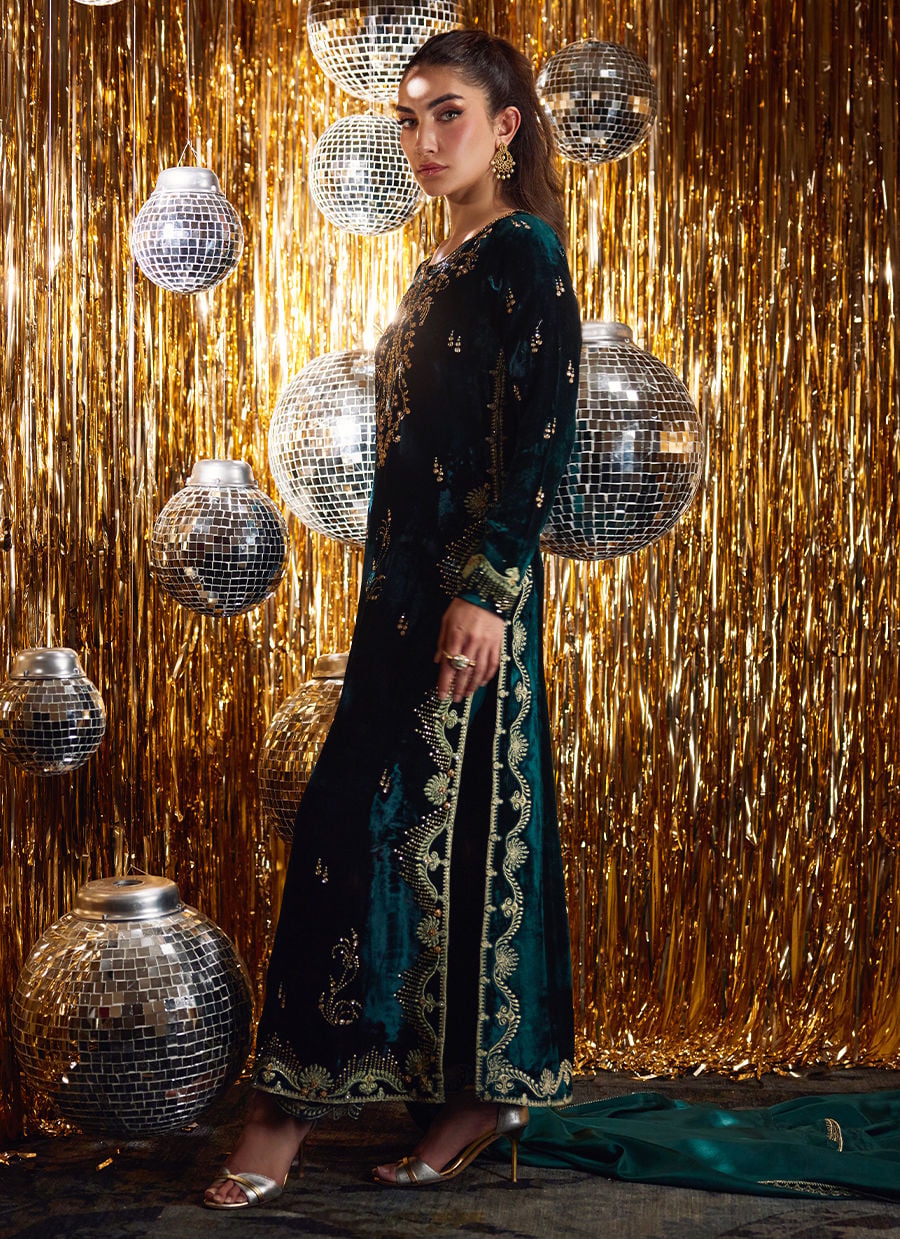 Farah Talib Aziz | Velvet Fete 4 | Gleen Forest Green Velvet Shirt And Dupatta-6