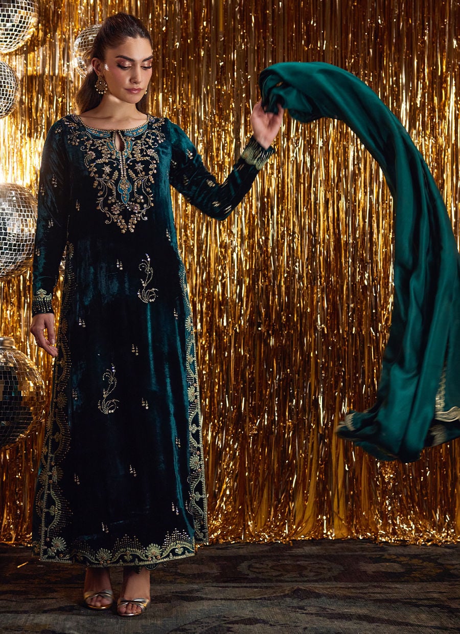Farah Talib Aziz | Velvet Fete 4 | Gleen Forest Green Velvet Shirt And Dupatta, image 5