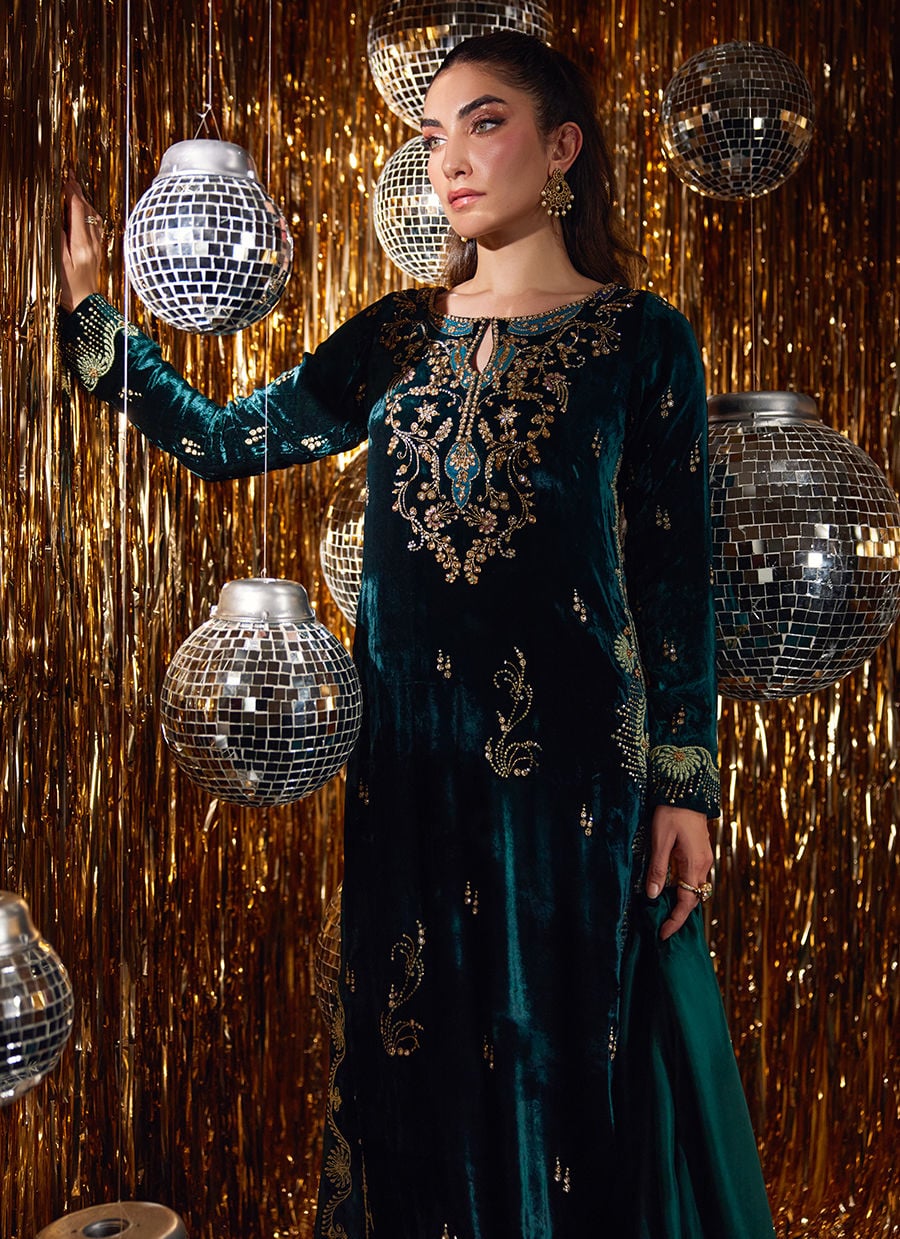 Farah Talib Aziz | Velvet Fete 4 | Gleen Forest Green Velvet Shirt And Dupatta-4