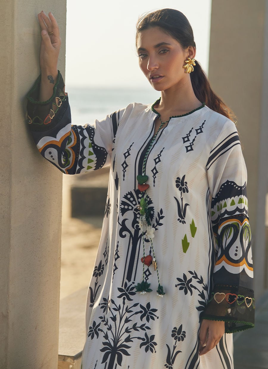 Farah Talib Aziz | Laani The Kaftan Edit | Zenya Crepe-4