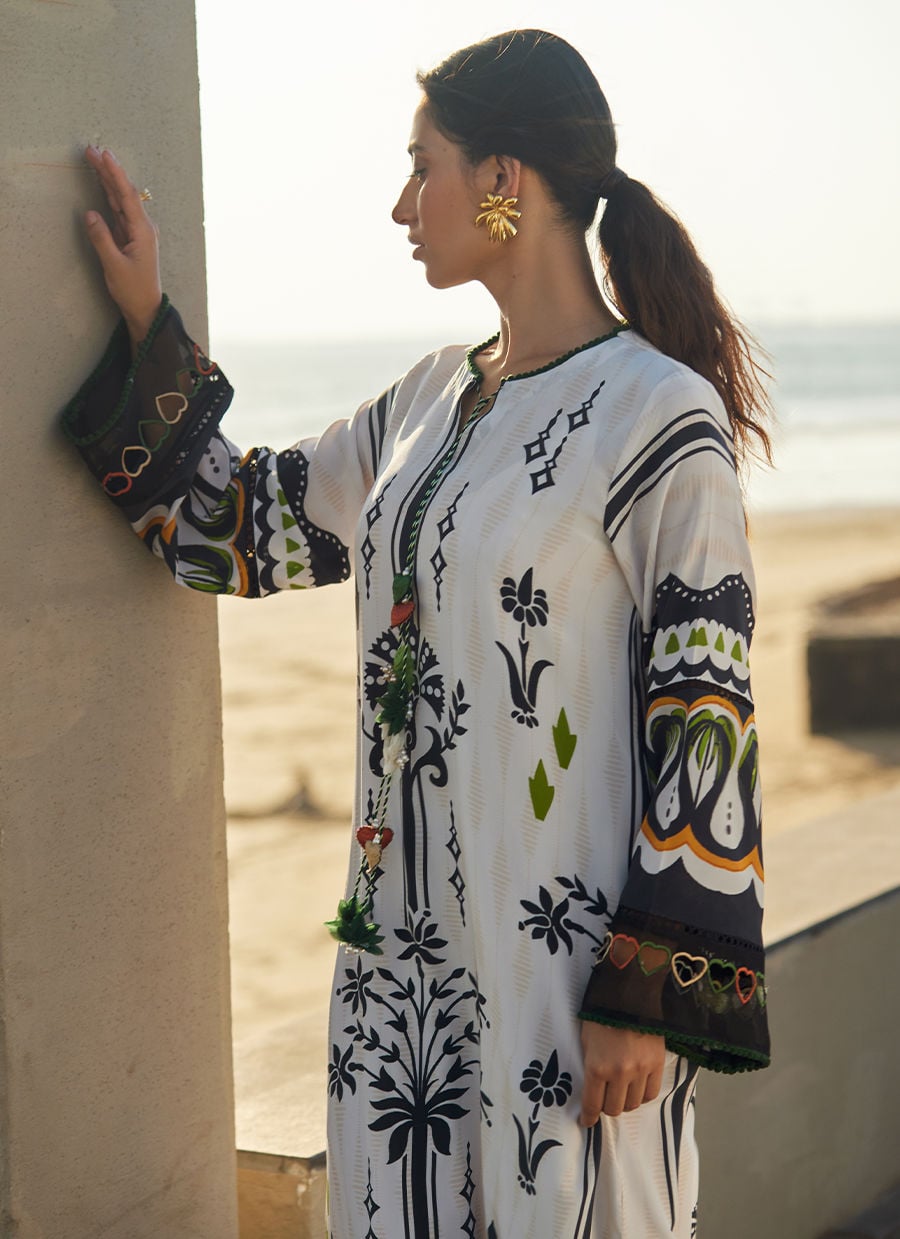 Farah Talib Aziz | Laani The Kaftan Edit | Zenya Crepe-5