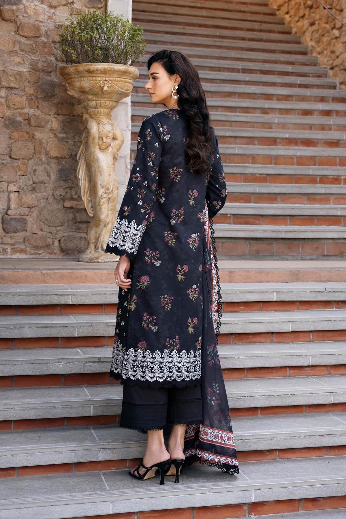 Afrozeh Anisa B black embroidered lawn suit, photo 2
