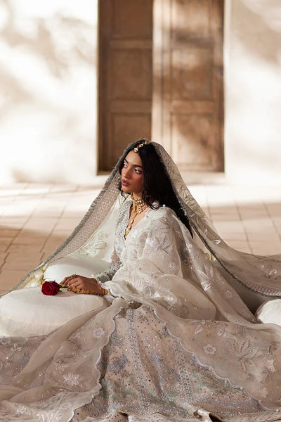 Suffuse Yasmira off white organza shirt and silk lehenga, photo 4