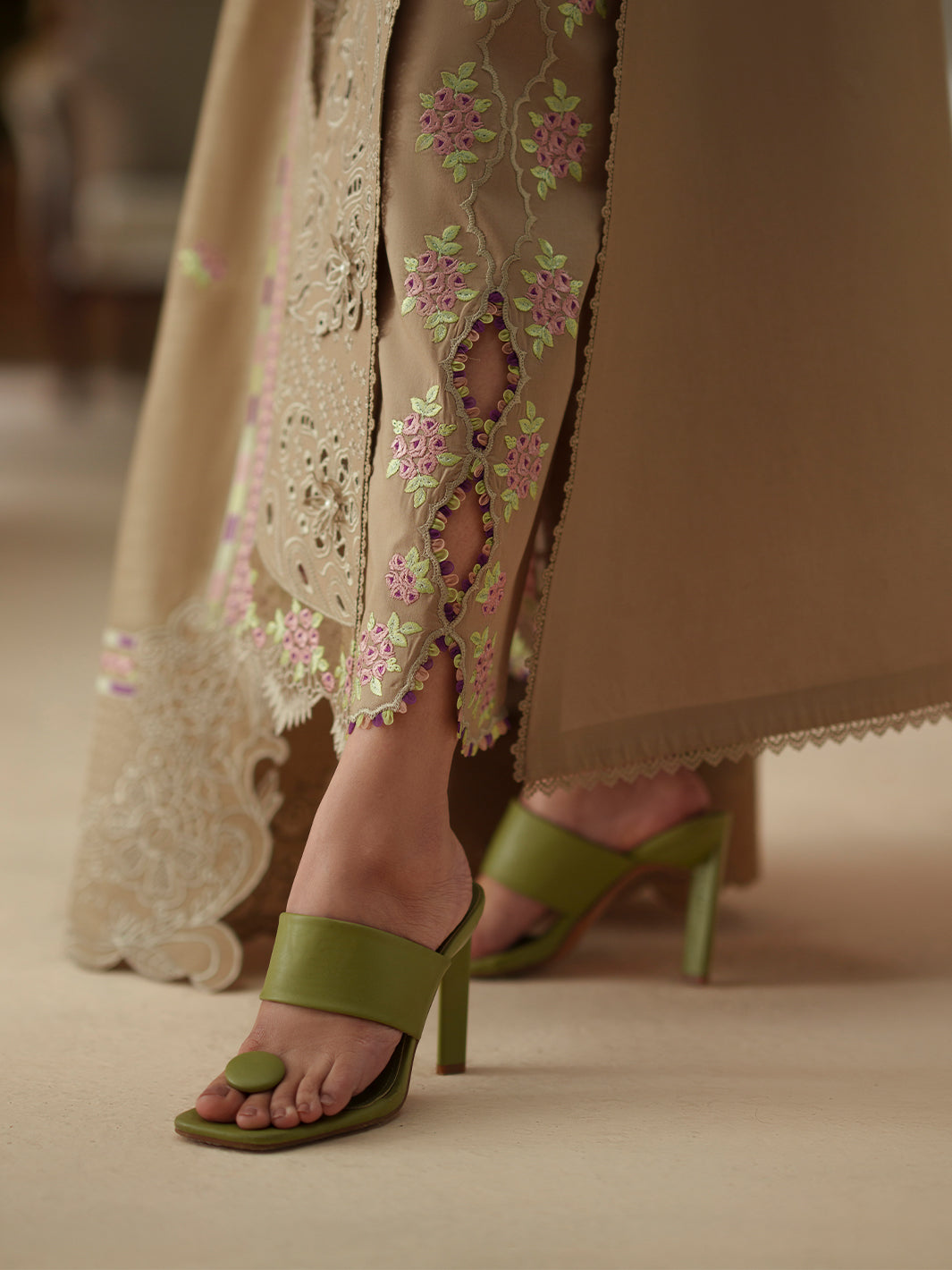 Bin Ilyas | Mashriq Luxury Lawn 26 | D-113-A, image 5
