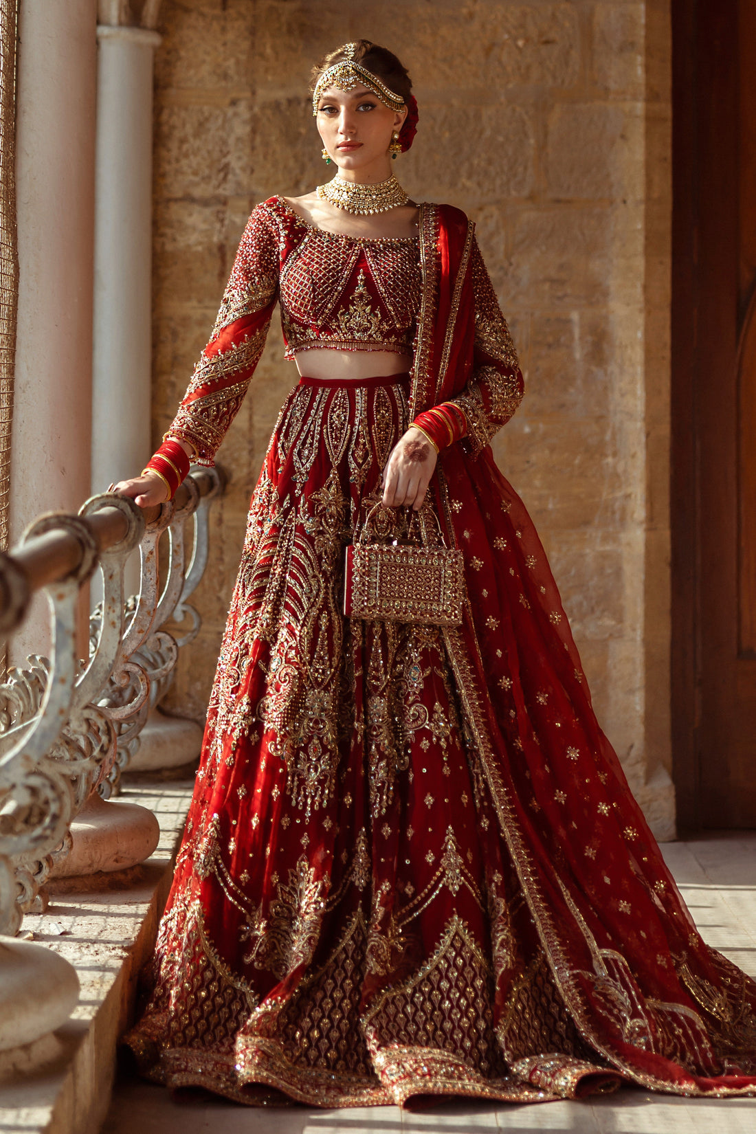 NAQSHI Firaaq organza dupatta draped to display petal-like triangular pallu, embellished applique work, crystalized finishings and fancy corner detailing.
