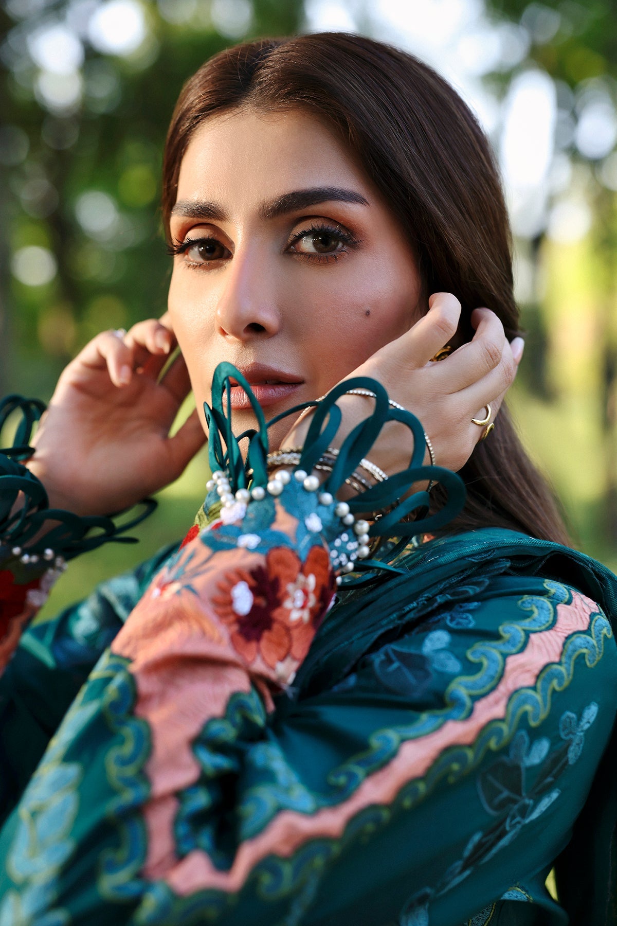 Afrozeh Daliya bottle green embroidered lawn suit, photo 3