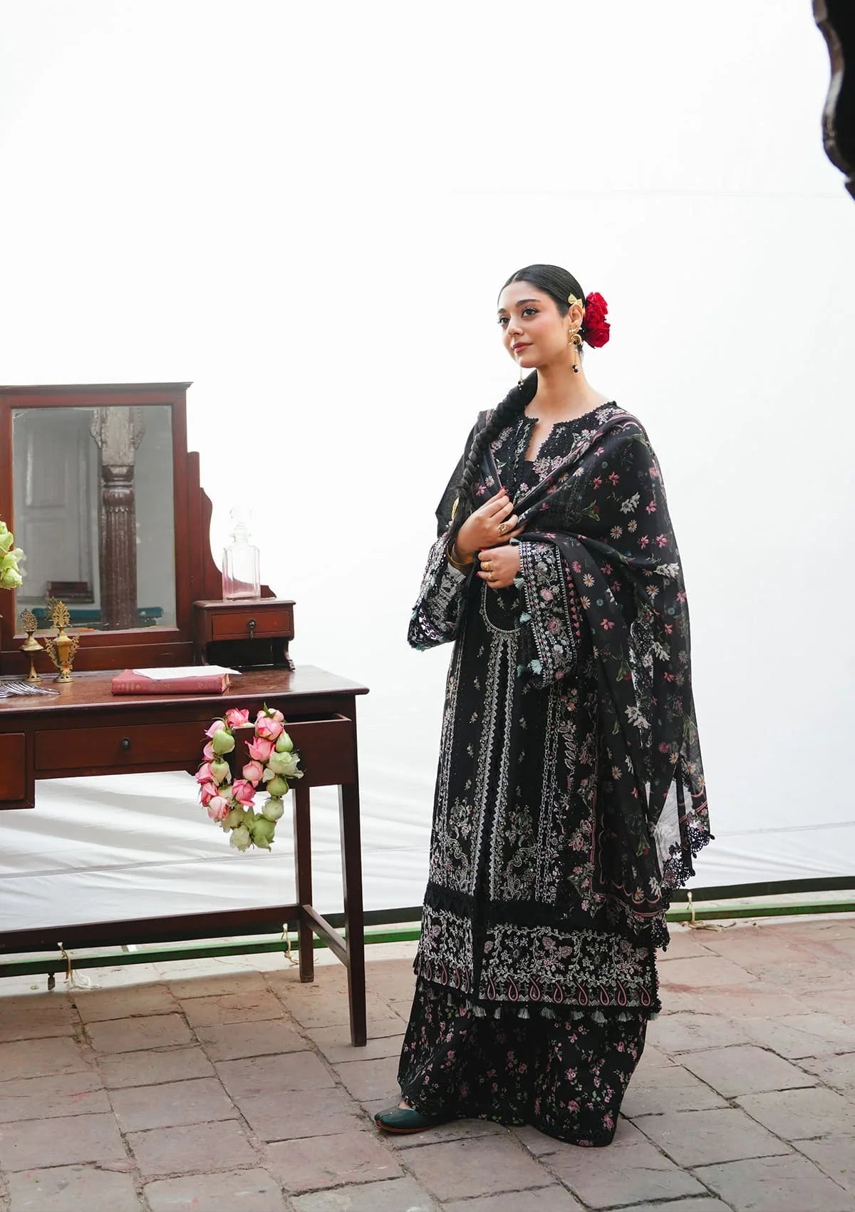 Kahf Premium | Ek Fasana Luxury Lawn 26 | KLB-3B SIYAARA, image 5