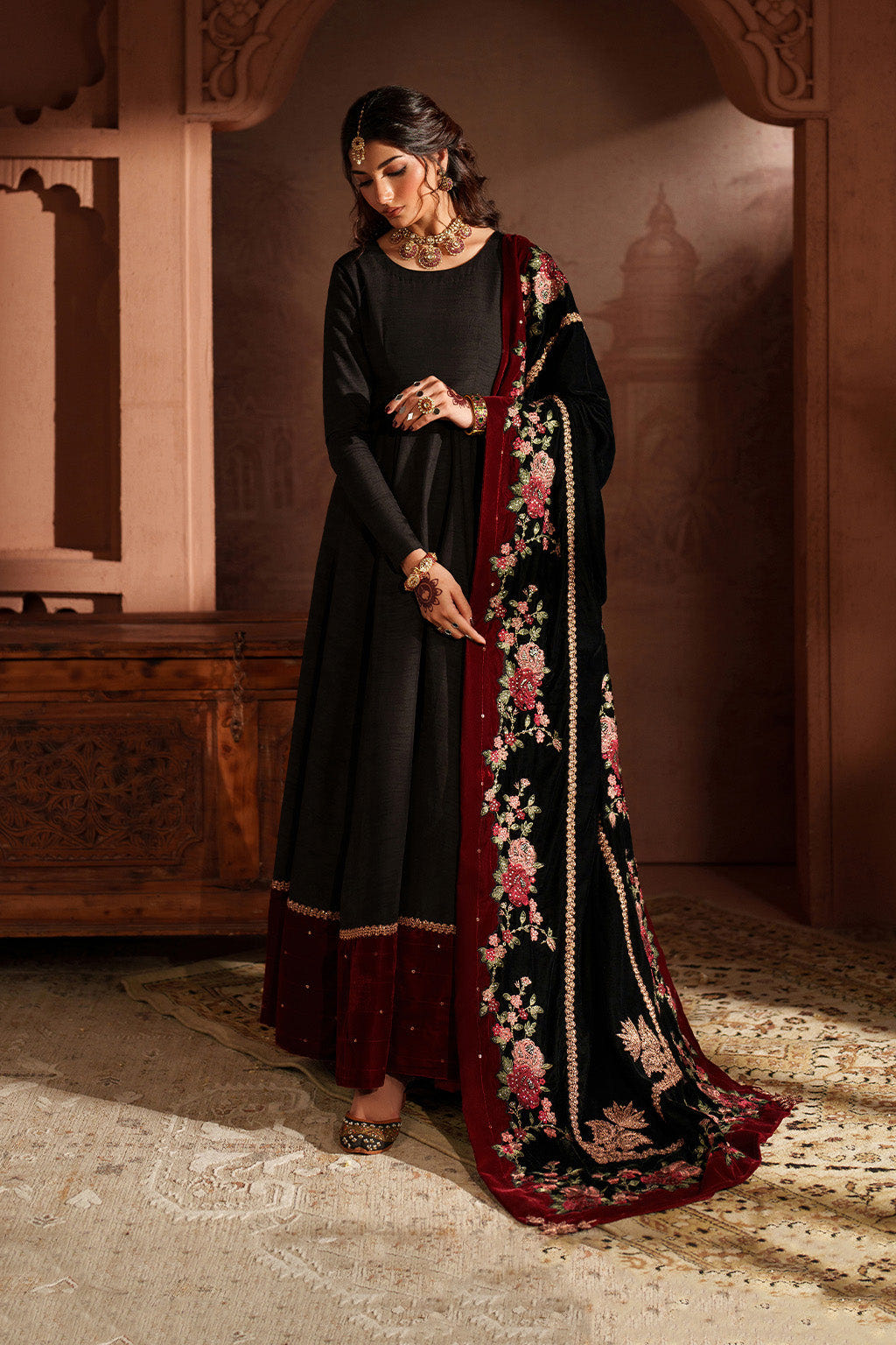 Iznik | Velvet 25 | IV-59 Embroidered Velvet