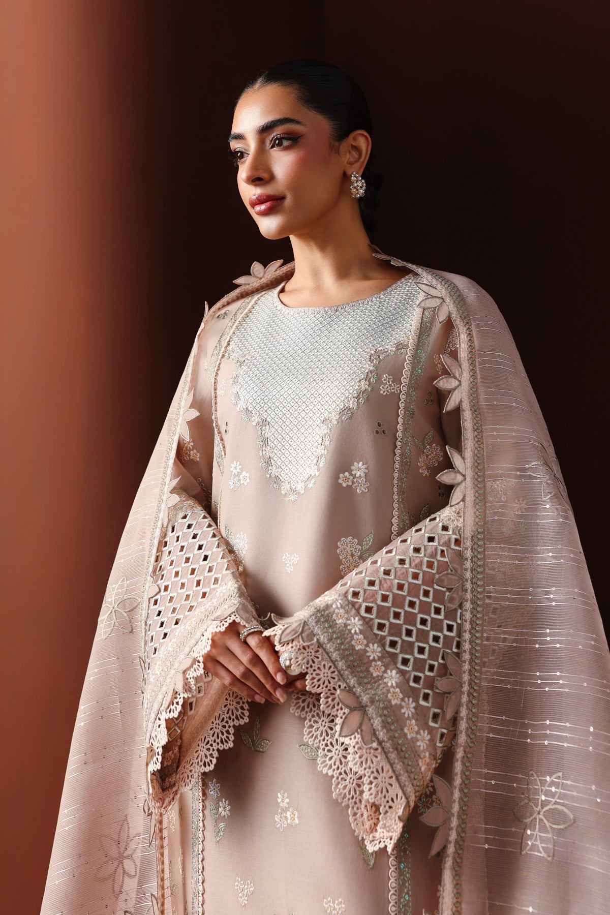 Akbar Aslam | Elan Luxury Lawn 26 | Yasmina-4