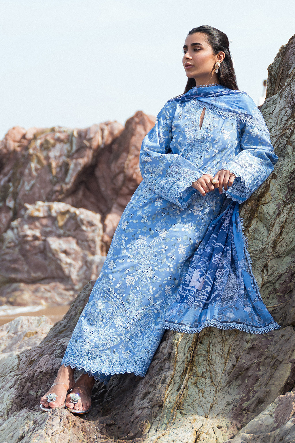 Afrozeh Zale embroidered lawn suit, photo 4
