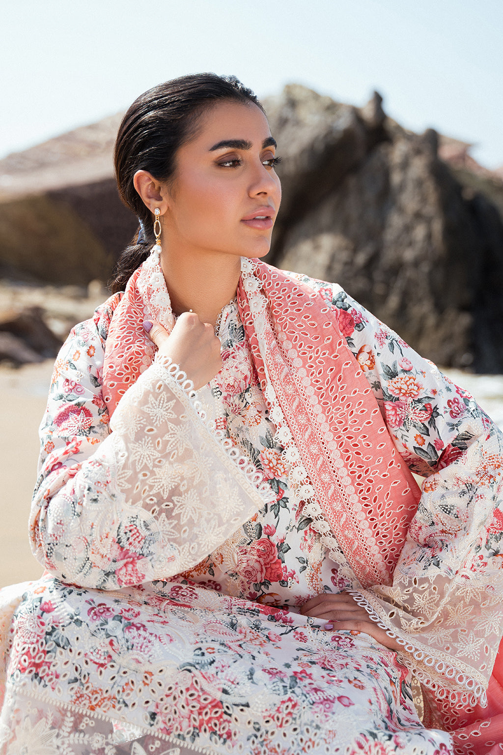 Afrozeh Gardenia embroidered lawn suit, photo 4