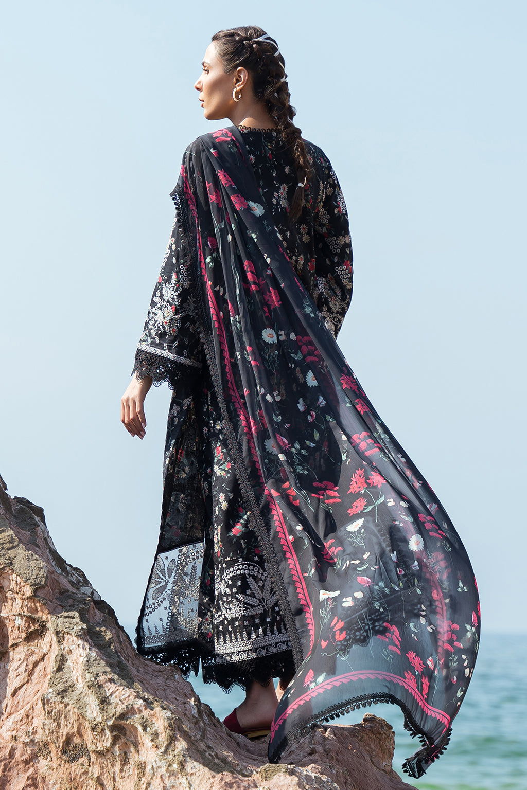 Afrozeh Levana embroidered lawn suit, photo 3