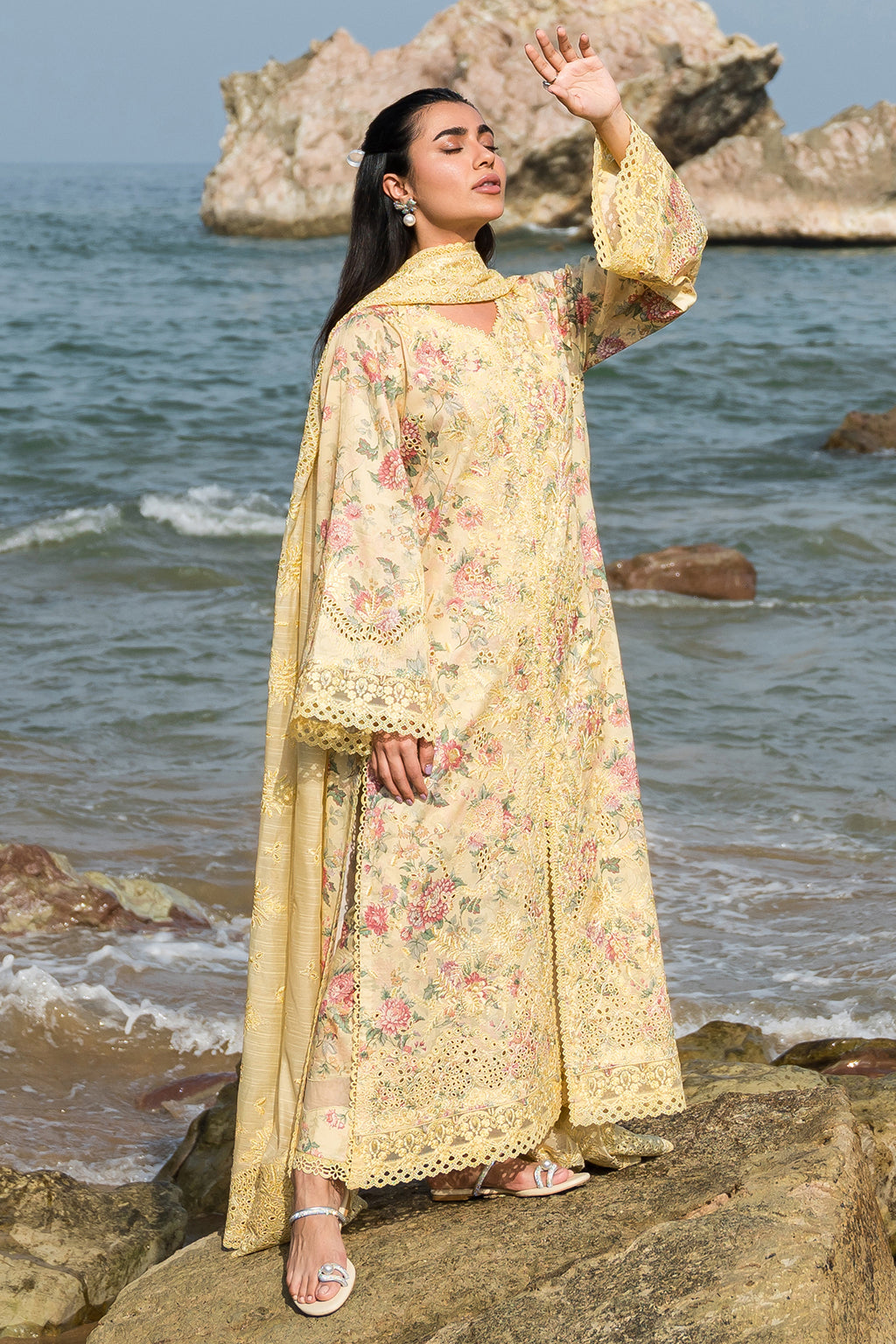Afrozeh Aspen embroidered lawn suit, photo 3