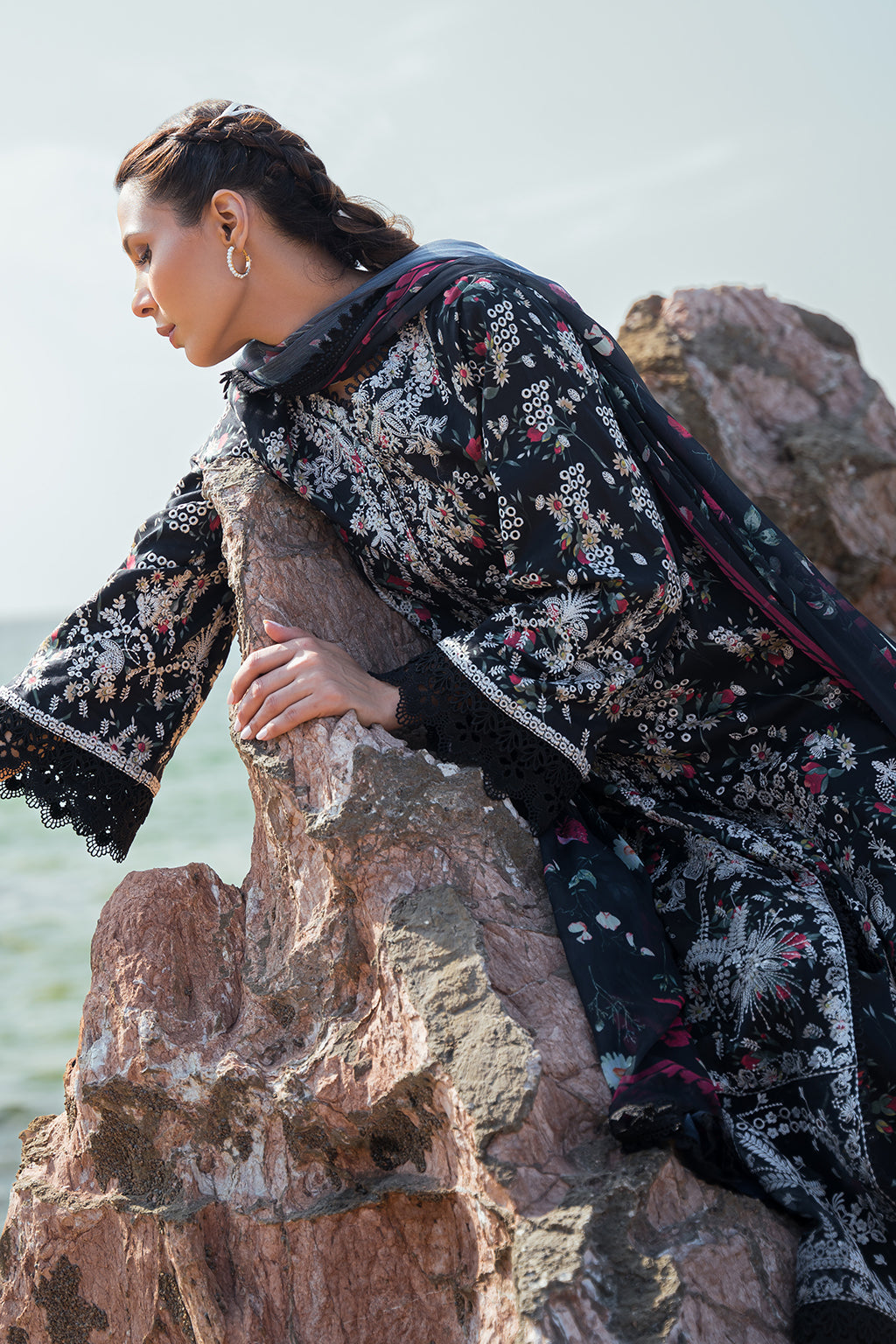 Afrozeh Levana embroidered lawn suit, photo 4