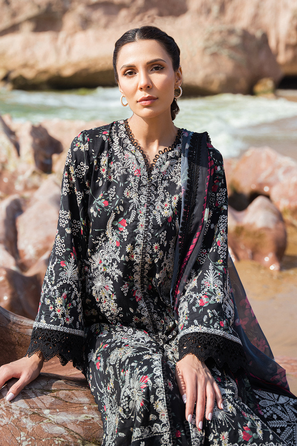 Afrozeh Levana embroidered lawn suit, photo 5