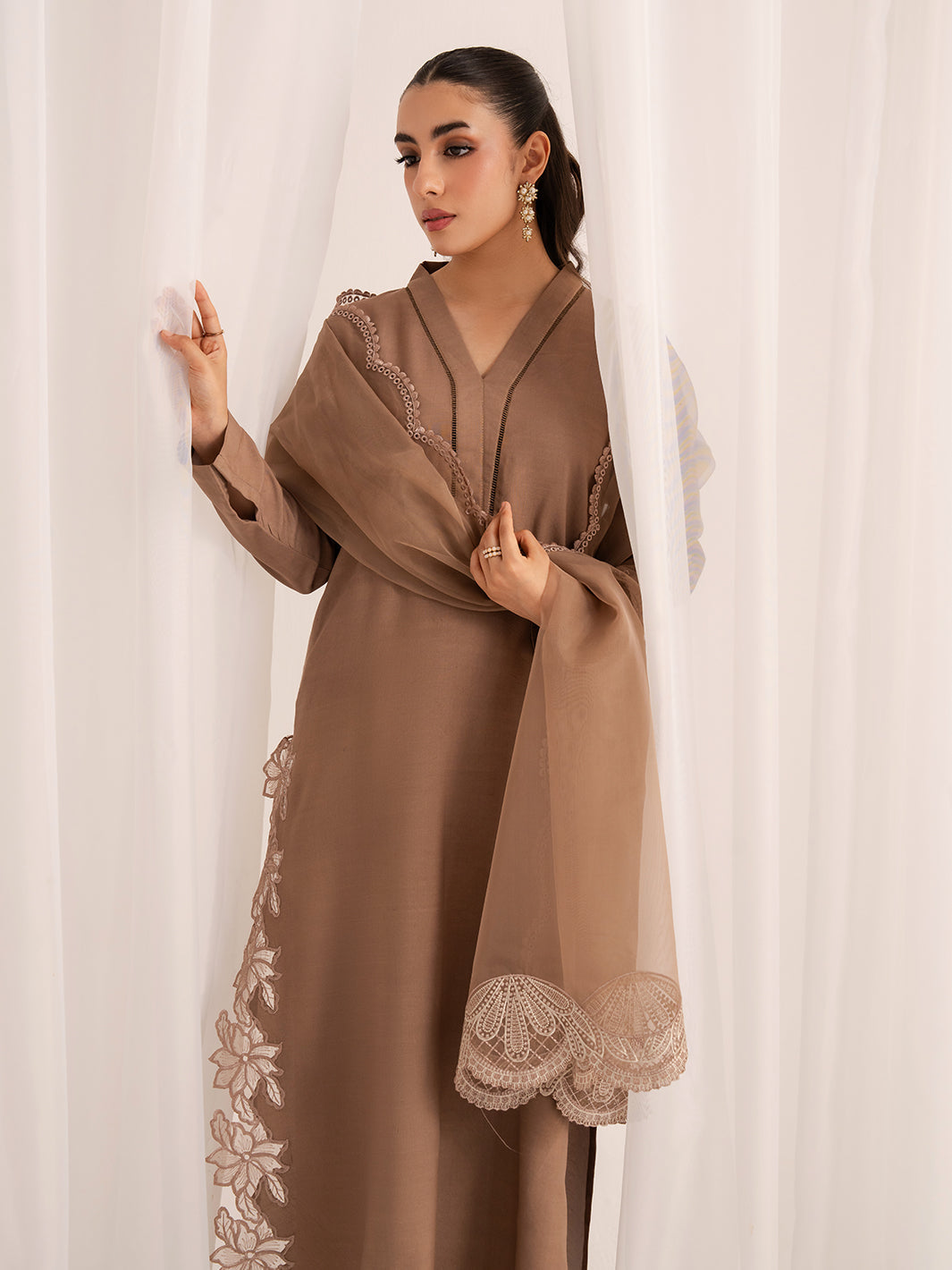 Izel | The Silk Chapter | Caramel, image 4
