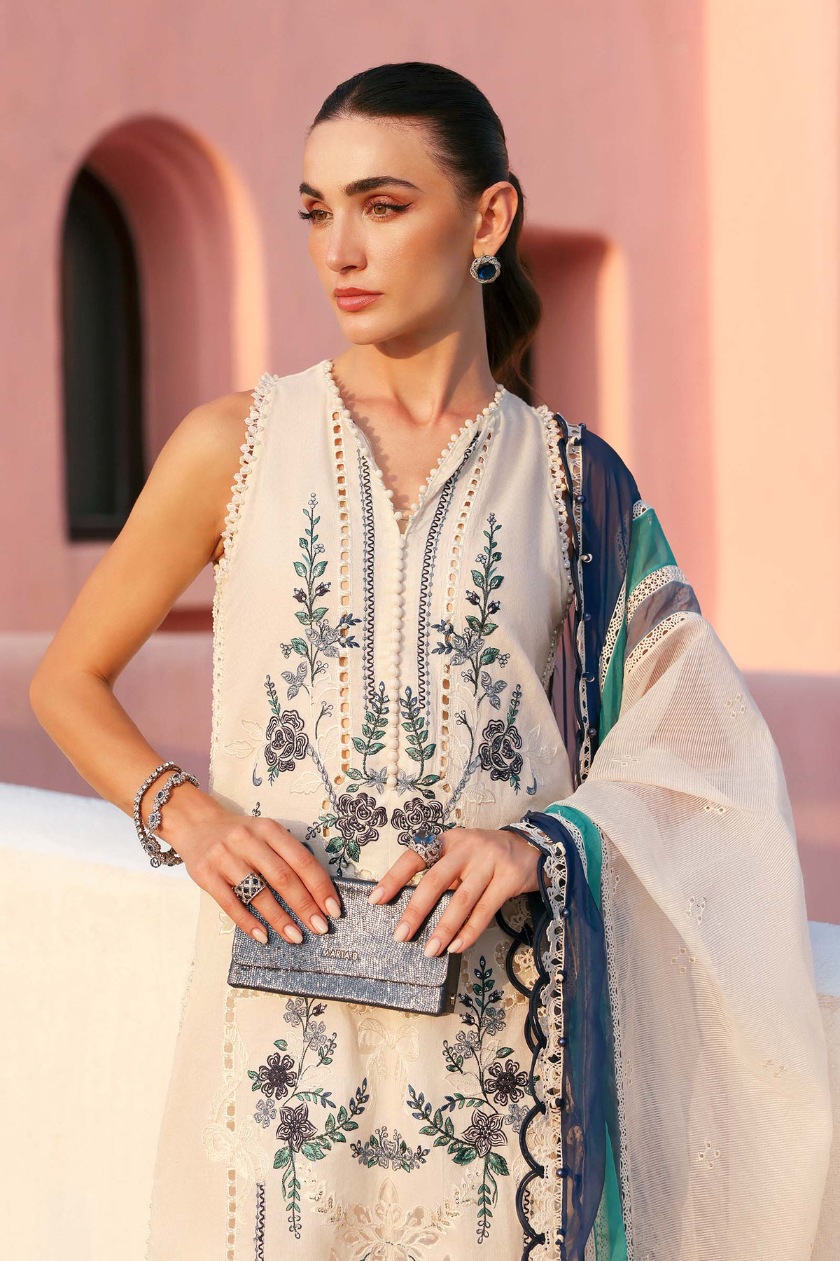 Maria B | Lawn 26 | D-2609-B, image 3