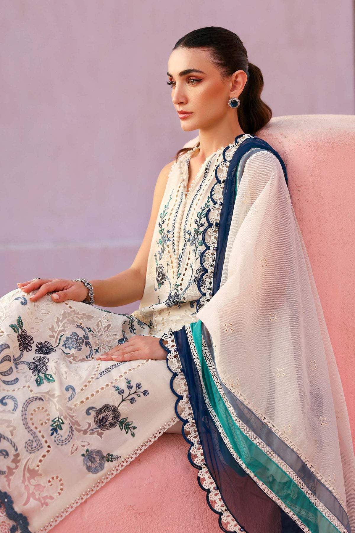 Maria B | Lawn 26 | D-2609-B, image 5