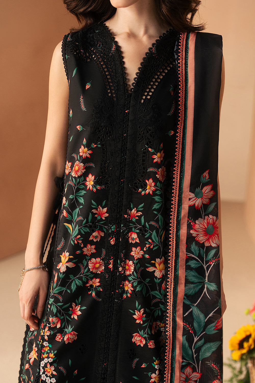 Afrozeh Nightlure black embroidered lawn suit, photo 4