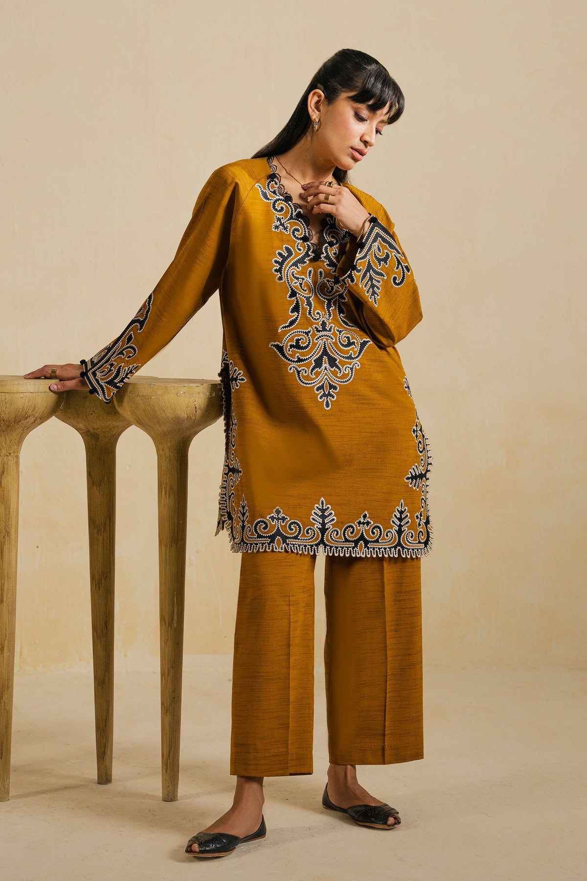 Elan | Indigene Pret |AARIZ (ERW-21580)-2