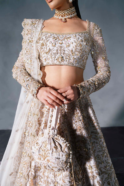 Akbar Aslam Lurve white and gold bridal lehenga choli, photo 3
