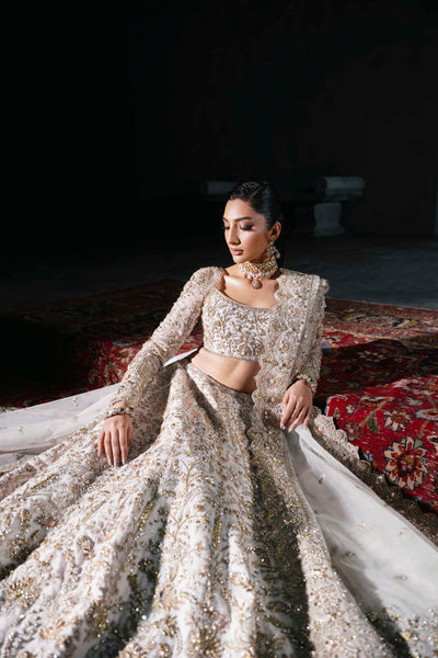 Akbar Aslam Lurve white and gold bridal lehenga choli, photo 7