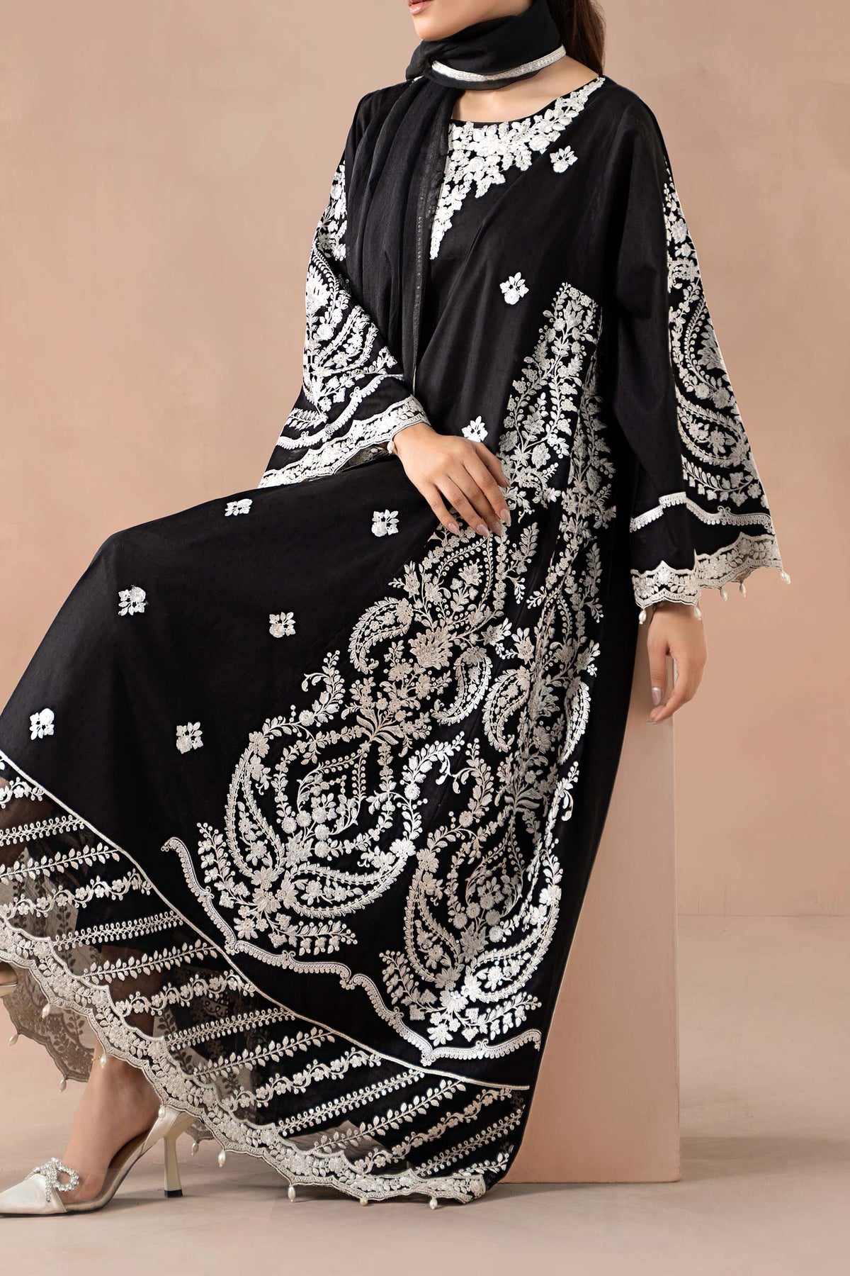 Maria B | Luxury Winter Pret 25 | DW-MN24-04R1-Black, image 9