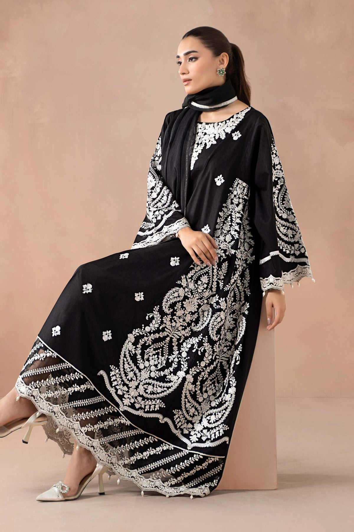 Maria B | Luxury Winter Pret 25 | DW-MN24-04R1-Black, image 8