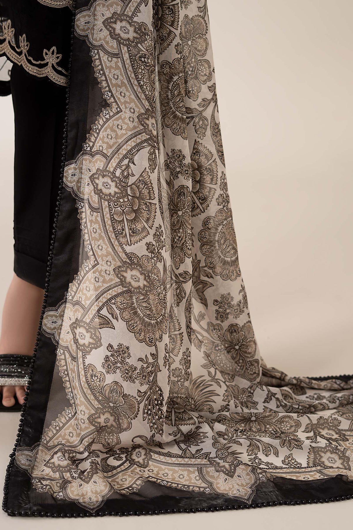 Maria B | Luxury Winter Pret 25 | DW-MN24-10R1-Black, image 9