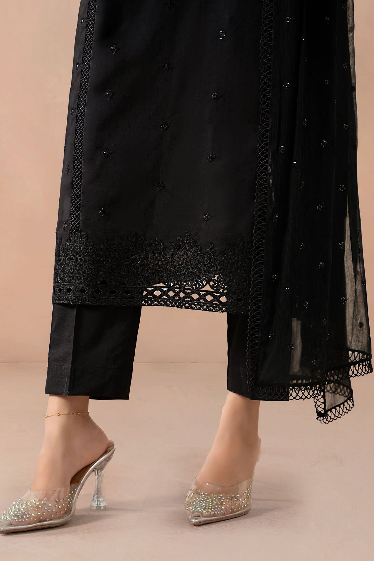 Maria B | Luxury Winter Pret 25 | DW-MN24-12R1-Black, image 5