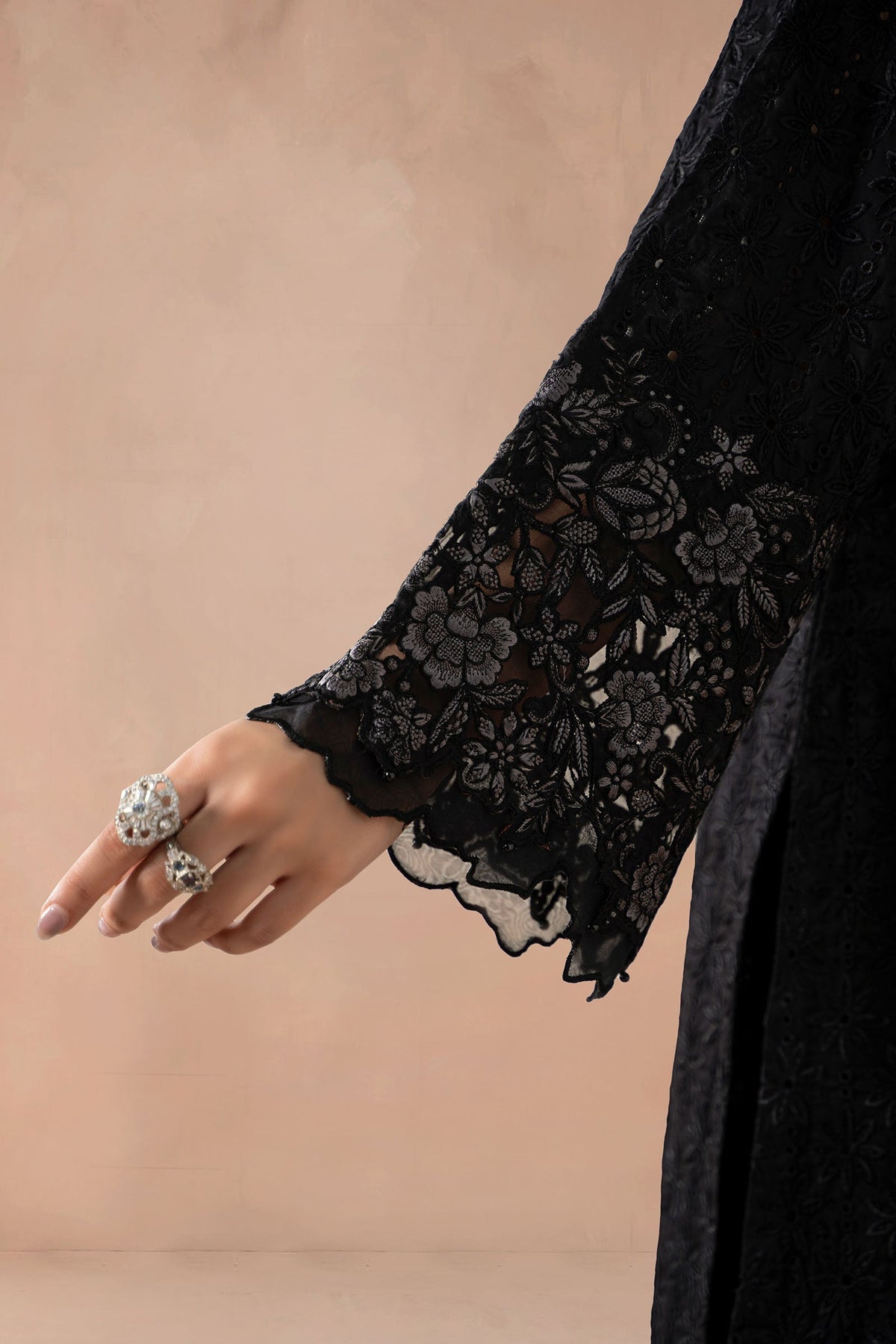 Maria B | Luxury Winter Pret 25 | DW-MN25-11-Black, image 4