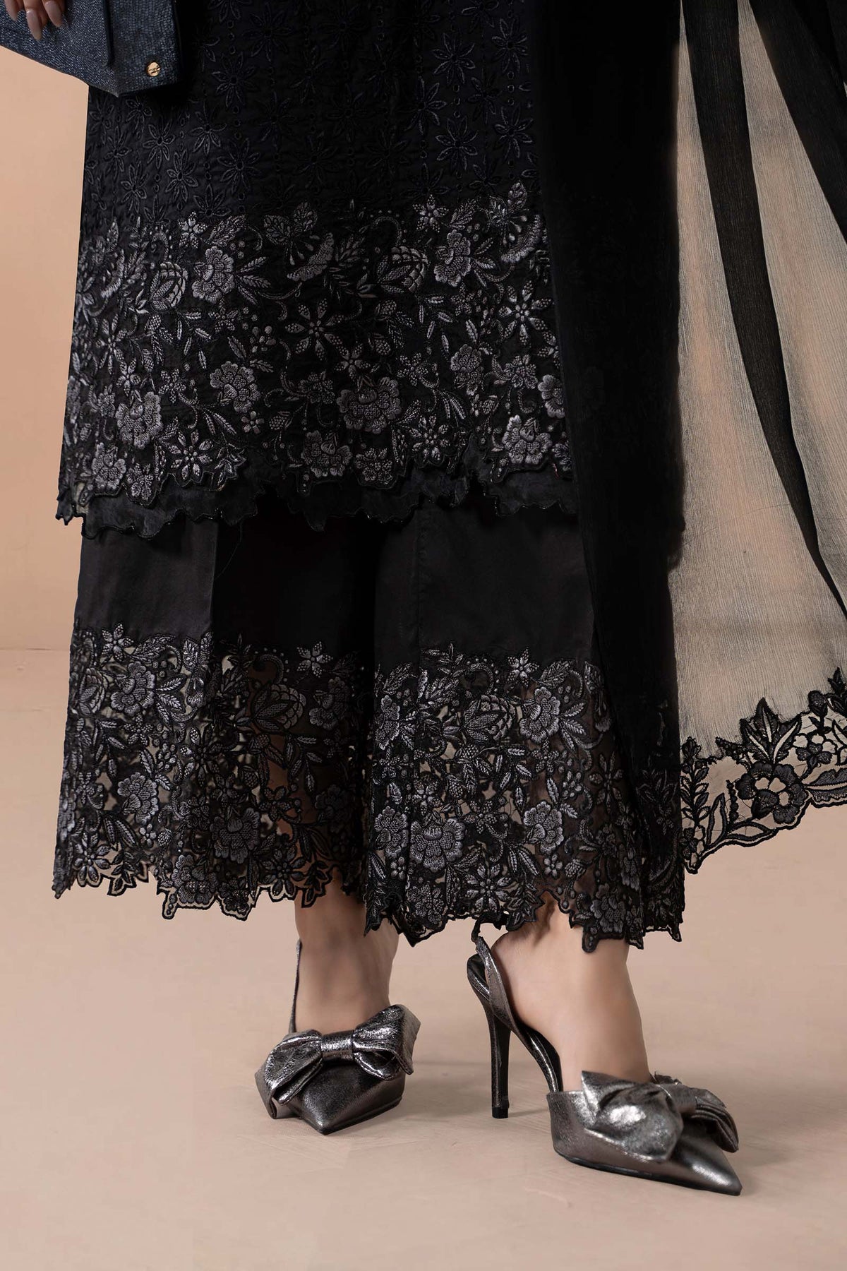 Maria B | Luxury Winter Pret 25 | DW-MN25-11-Black, image 3