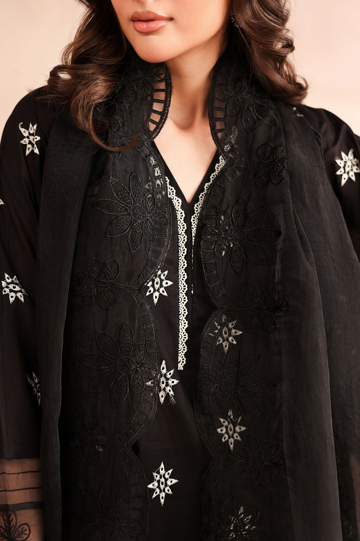 Maria B | Luxury Winter Pret 25 | DW-MN25-01-Black, image 4