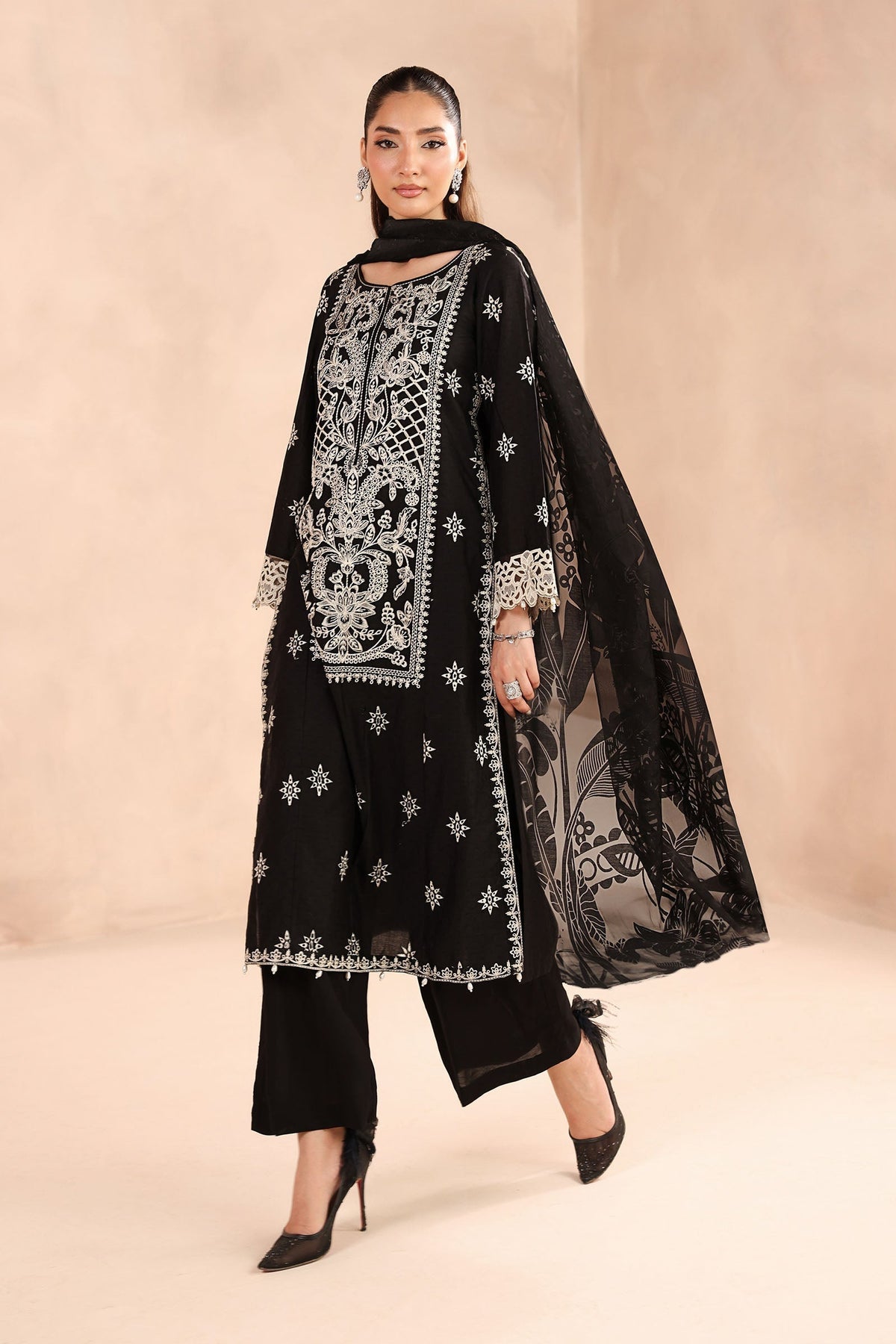 Maria B | Luxury Winter Pret 25 | DW-MN25-06-Black, image 4