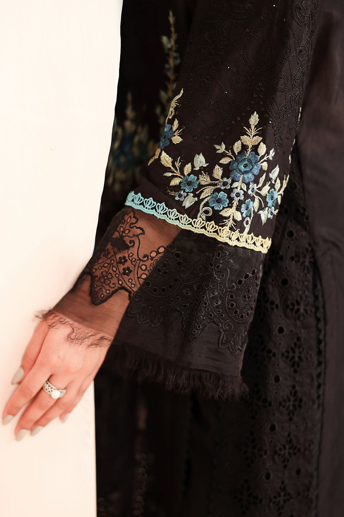 Maria B | Luxury Winter Pret 25 | DW-MN25-08-Black, image 7