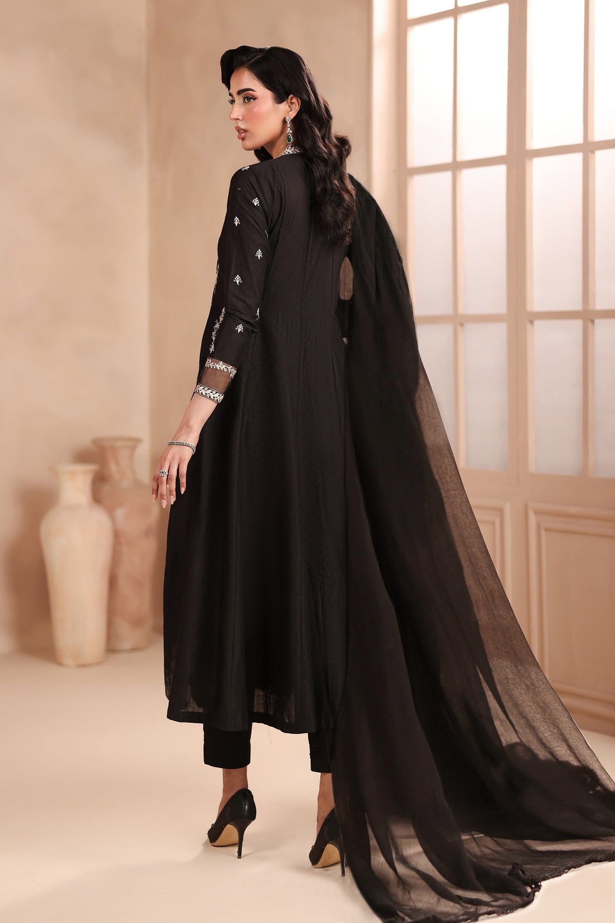 Maria B | Luxury Winter Pret 25 | DW-MN25-09-Black, image 2