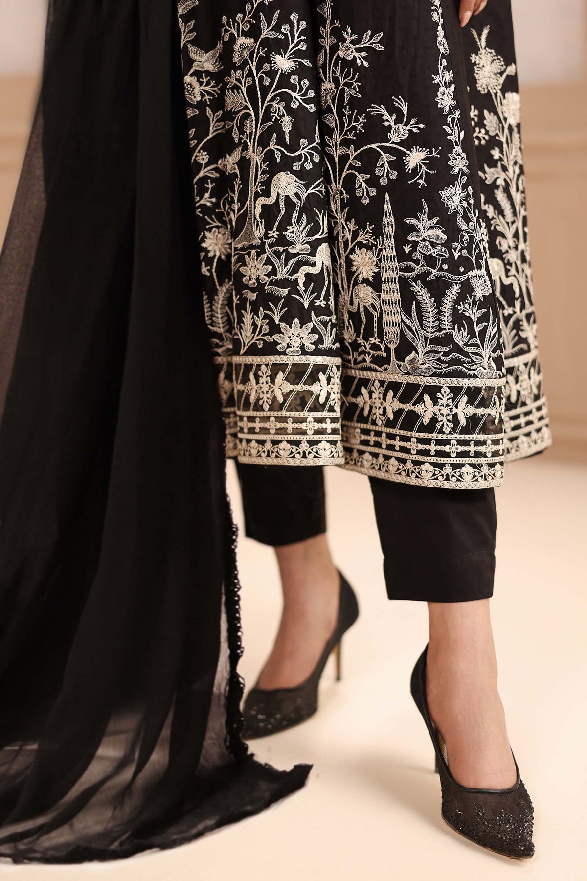 Maria B | Luxury Winter Pret 25 | DW-MN25-09-Black, image 4