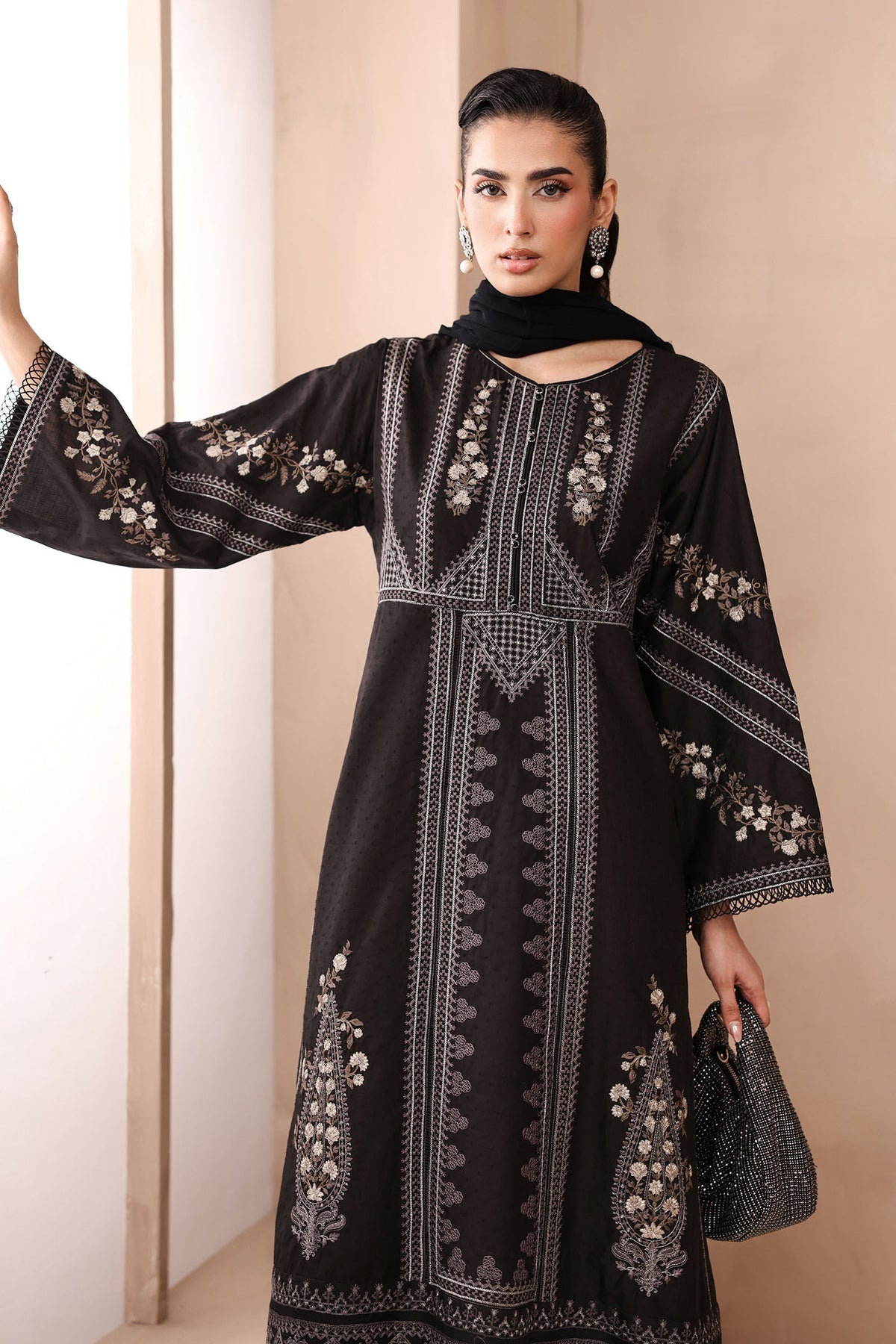 Maria B | Luxury Winter Pret 25 | DW-MN25-10-Black, image 3