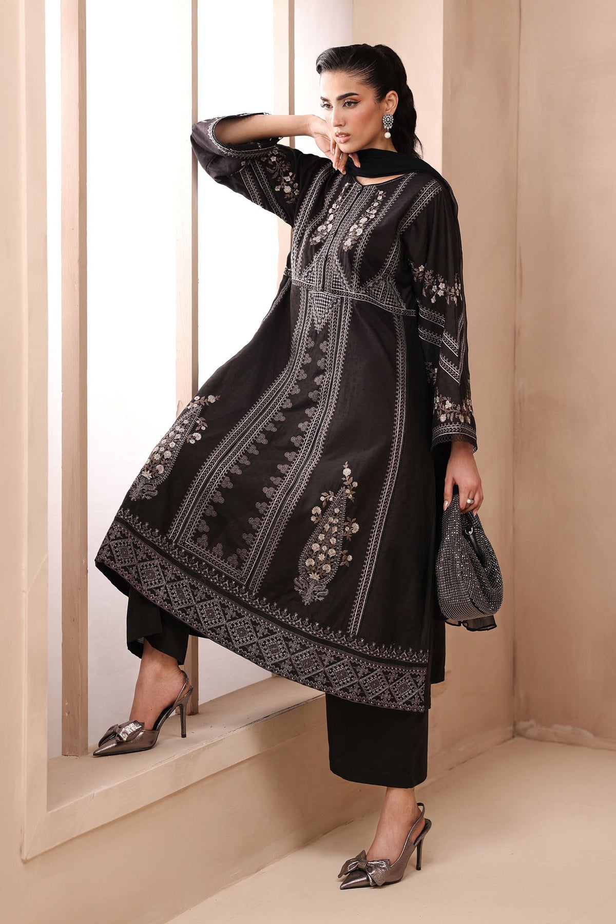 Maria B | Luxury Winter Pret 25 | DW-MN25-10-Black, image 7