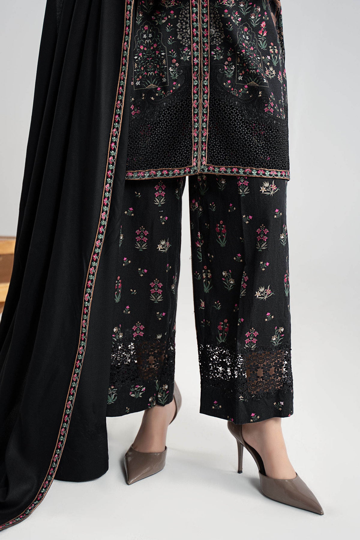 Maria B | Luxury Winter Pret 25 | DW-W25-35-Black, image 6