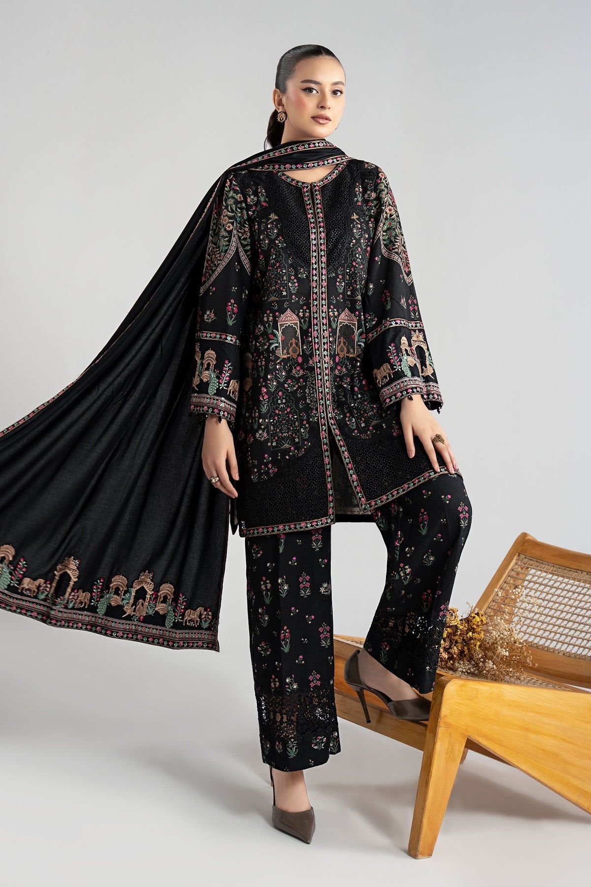 Maria B | Luxury Winter Pret 25 | DW-W25-35-Black, image 5