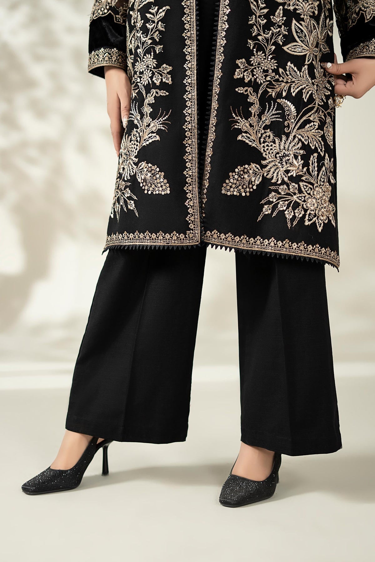 Maria B | Luxury Winter Pret 25 | DW-W25-43-Black, image 8