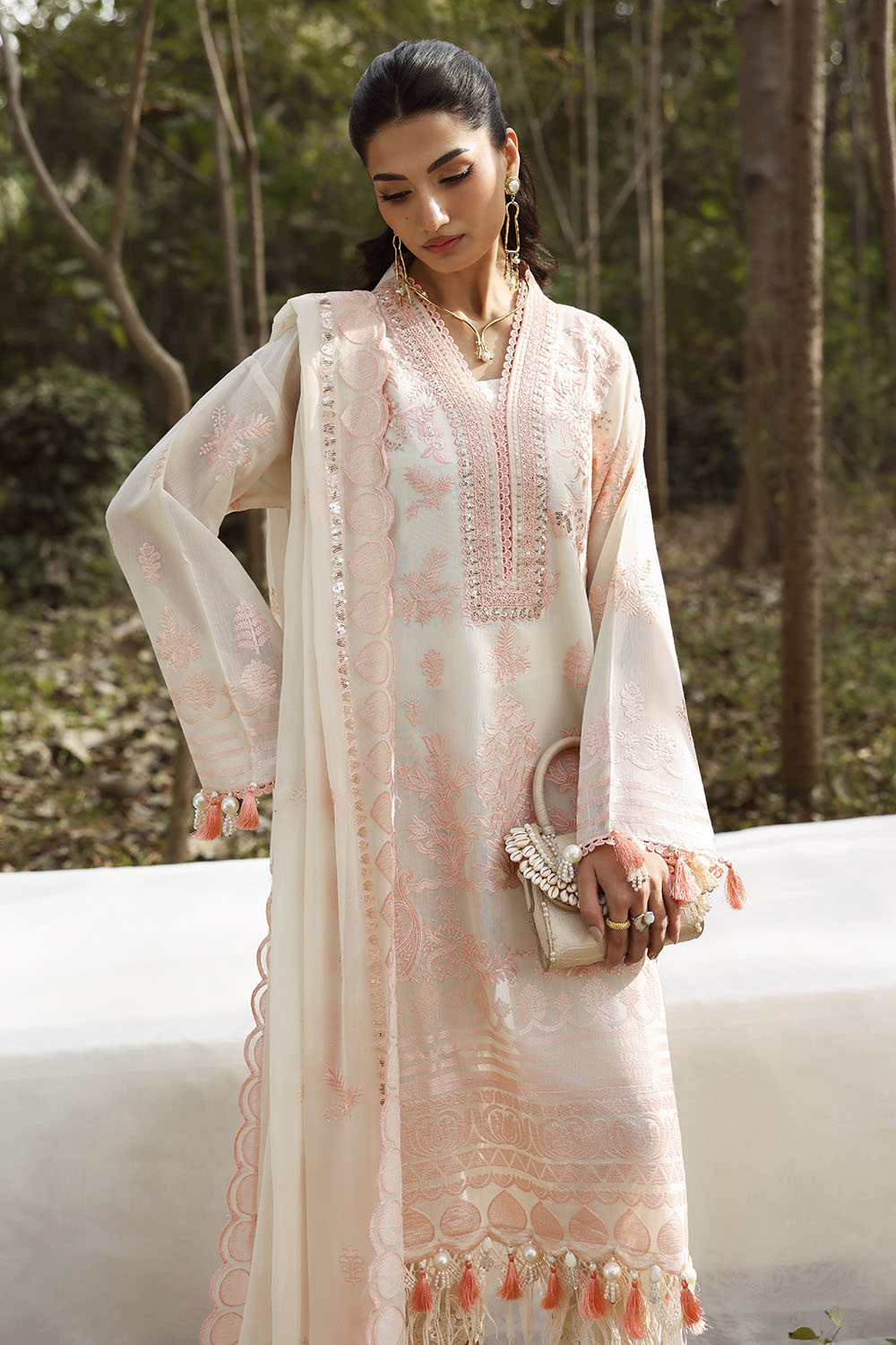 Gul Ahmed | Luxury Lawn 26 | LE-62002, image 4