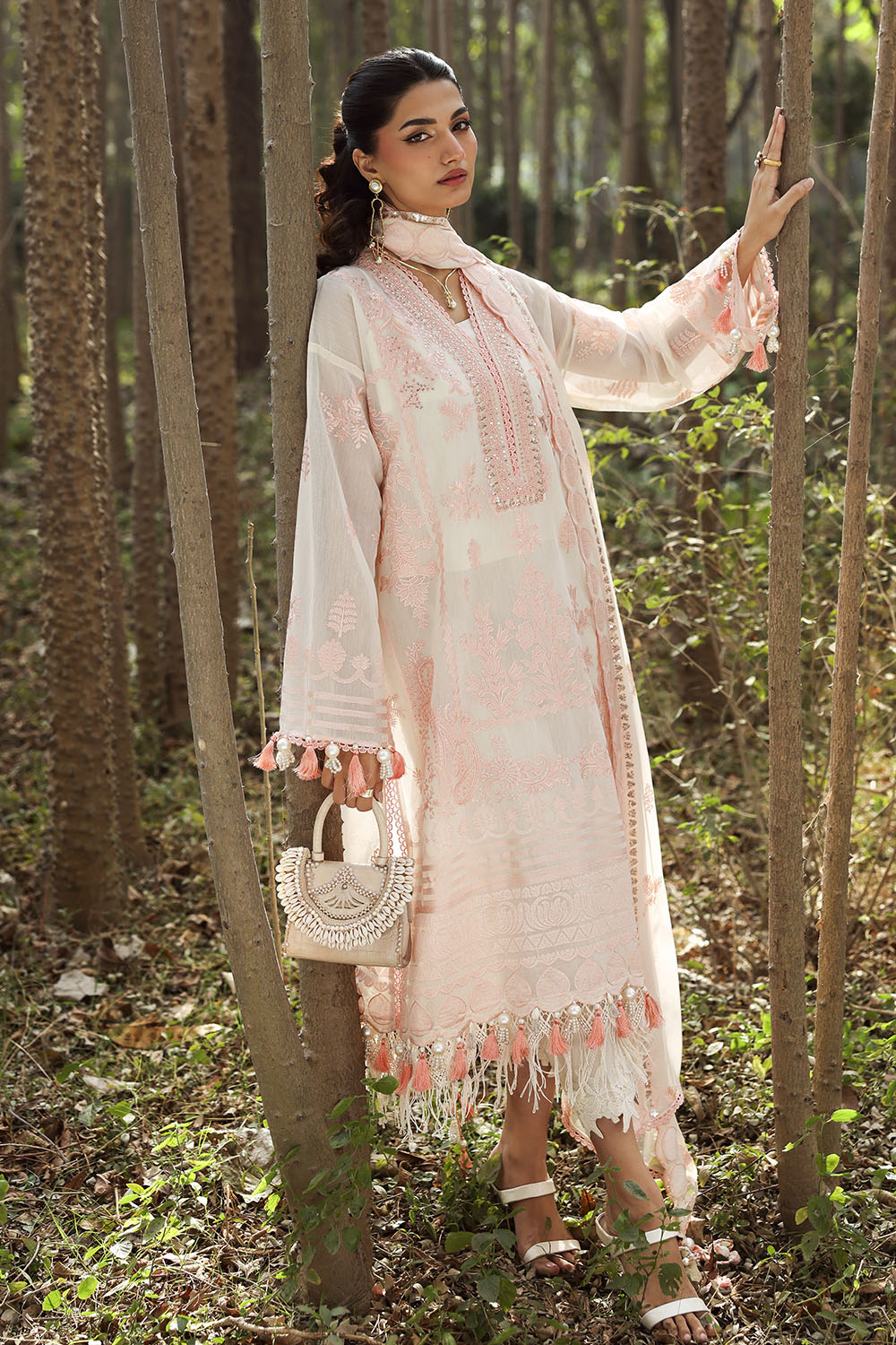 Gul Ahmed | Luxury Lawn 26 | LE-62002, image 2