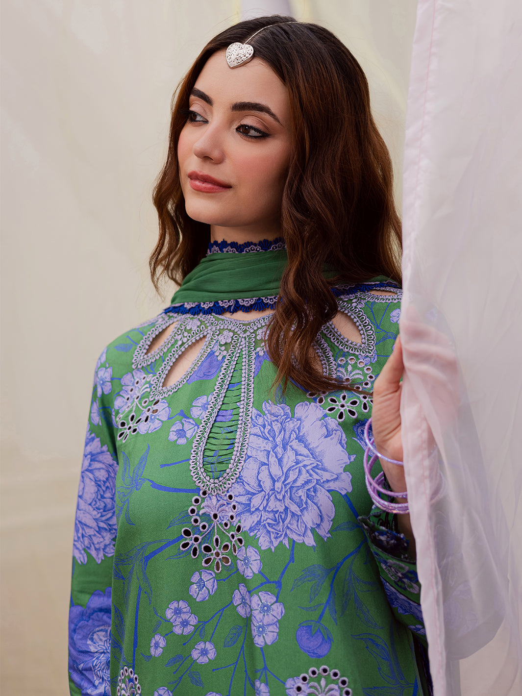 Mahnur | Gulzar Winter 25 | G - 06, image 3