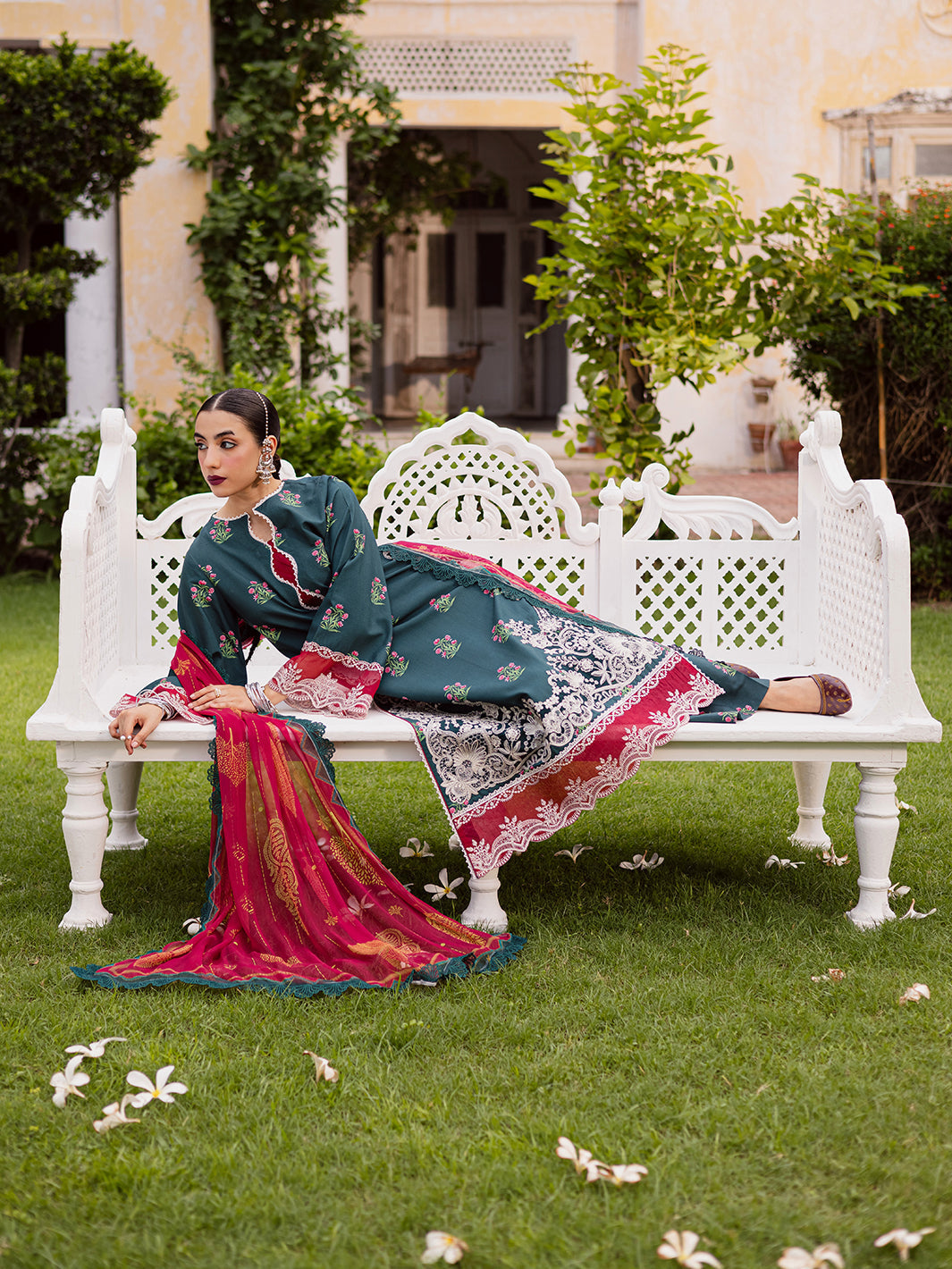 Mahnur | Gulzar Winter 25 | G - 08, image 3