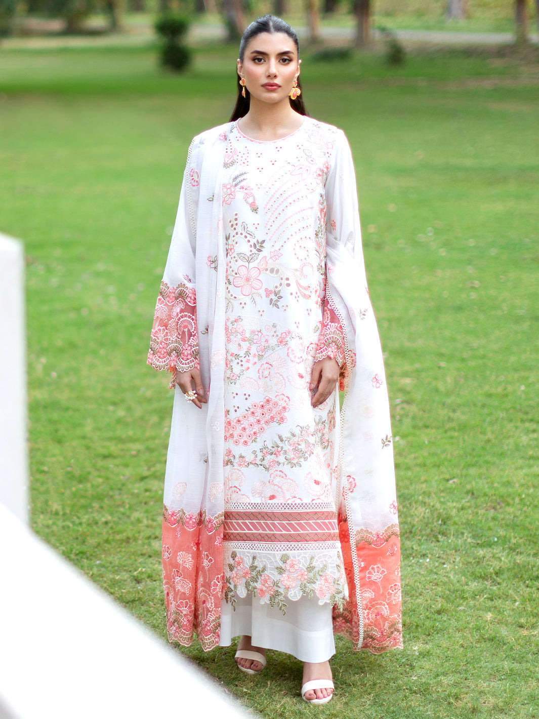 Mahnur | Sophie Luxury Lawn 25 | Lyra -  Mahnur Ladies Clothes - Original Designer Dress - House of Maryam