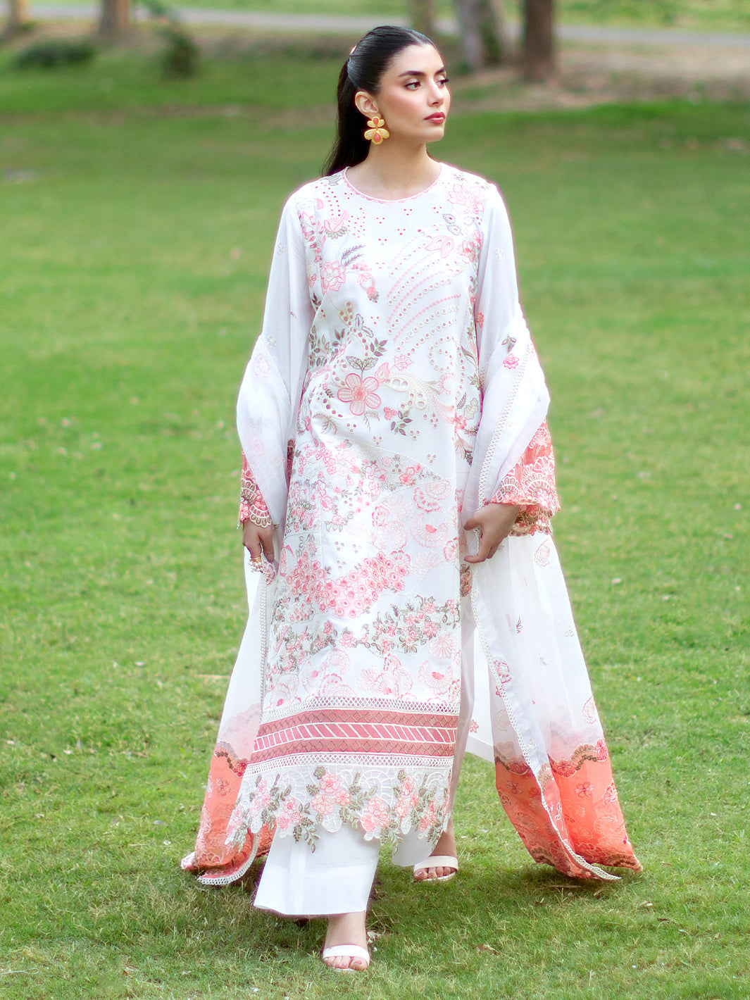 Mahnur | Sophie Luxury Lawn 25 | Lyra -  Mahnur Ladies Clothes - Original Designer Dress - House of Maryam