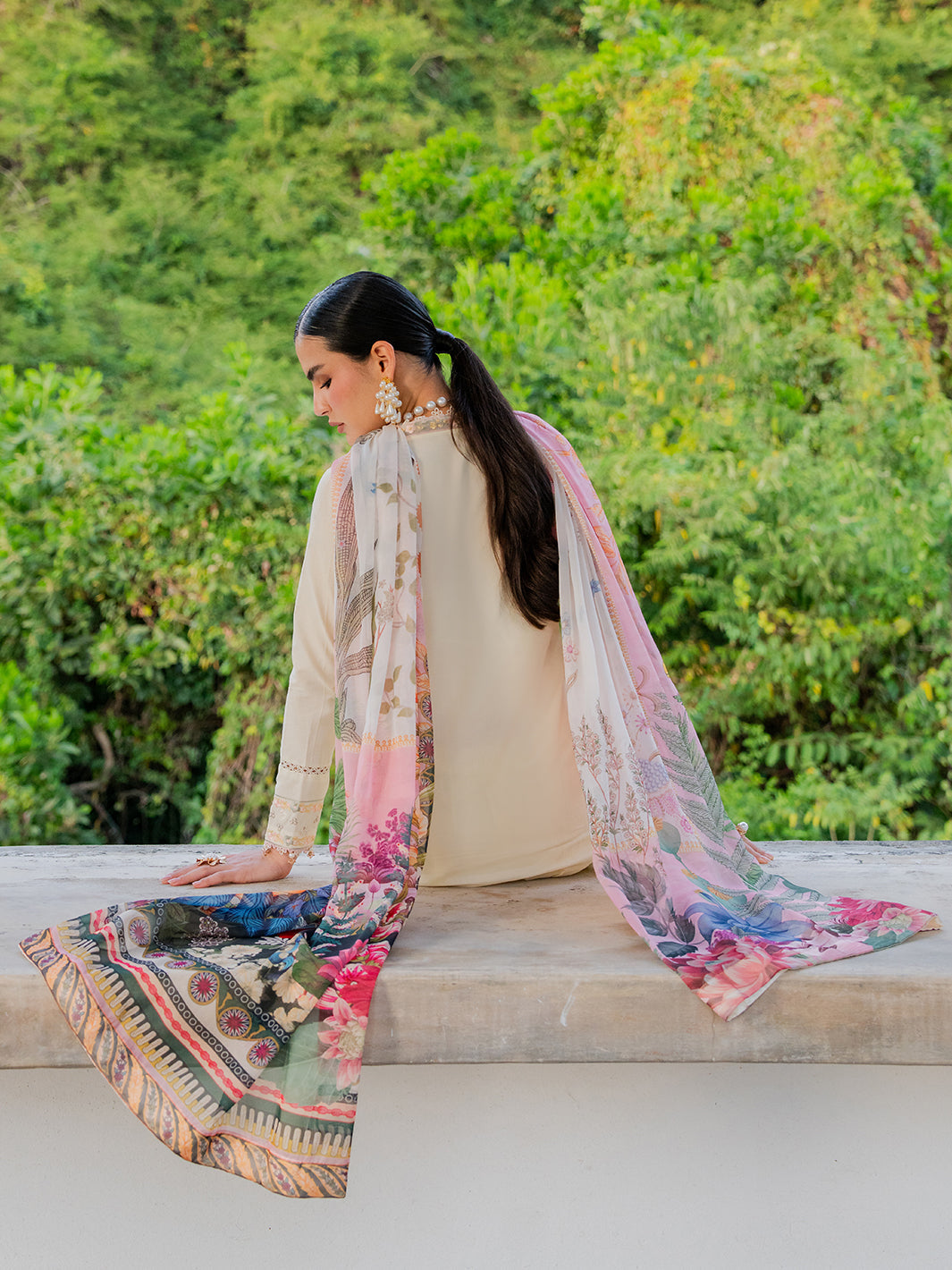 Izel | Dareen Luxury Lawn 26 | Mehmal, image 5